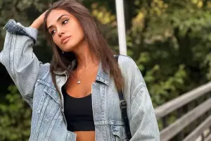 Pərvin bacısına avtomobil hədiyyə etdi