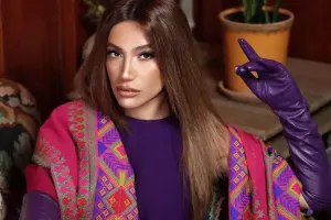 Yağışın altında hovuza girdi