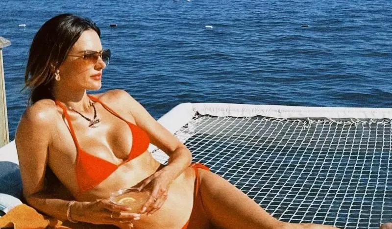 Dünyaca məhşur supermodel Antalyada: Bikinili fotolarını paylaşdı