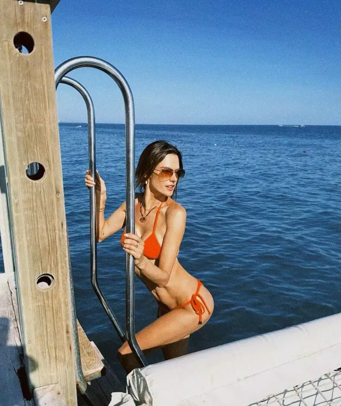 Dünyaca məhşur supermodel Antalyada: Bikinili fotolarını paylaşdı