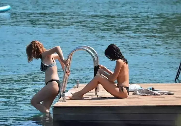 Nəsrin dənizdə çılpaq görüntüləndi