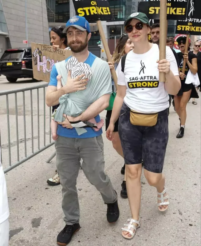 Etiraz aksiyasına 4 aylıq körpəsi ilə qatıldı