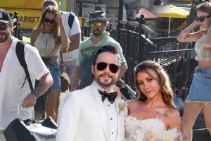 Bal ayını dostları ilə keçirdilər