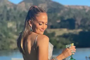 Ad günündə masada rəqs etdi