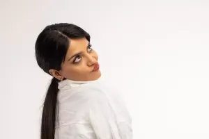 Hiss: "Qırış paltarlarım və yorğun gözlərimlə..."