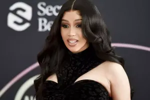 Mikrofonu dinləyicinin başına çırpdı