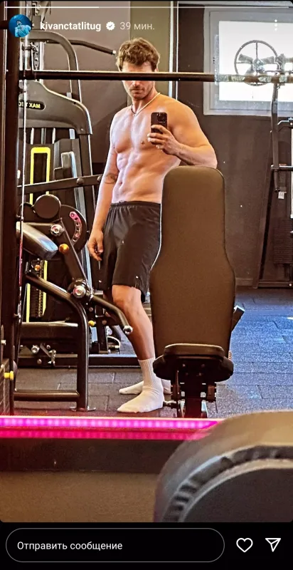 Kıvanç da əzələlərini nümayiş etdirdi