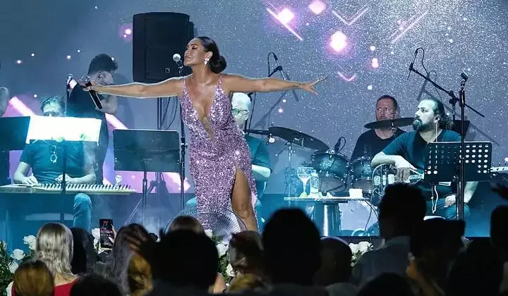 Gənc qızlara rəqib oldu