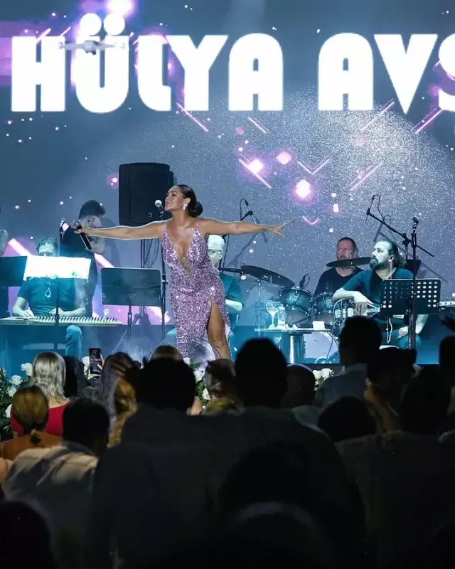 Gənc qızlara rəqib oldu