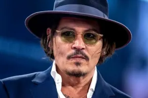 Oteldə huşunu itirən Depp əsa ilə görüntüləndi