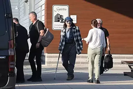 Oteldə huşunu itirən Depp əsa ilə görüntüləndi