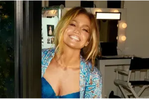 54 yaşlı Cennifer alt paltarında fotolarını yayımladı