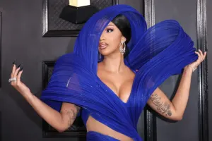 Kardi Bi-nin başa çırpdığı mikrofon satışa çıxarılır