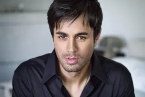 Pərəstişkarları ilə öpüşməyi qadağan edildi