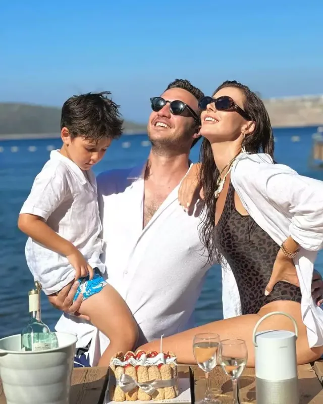 Ad günündə həyat yoldaşı ilə dodaq-dodağa