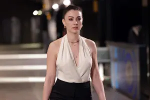 Aktrisa öpüş göndərib özünü dənizə atdı