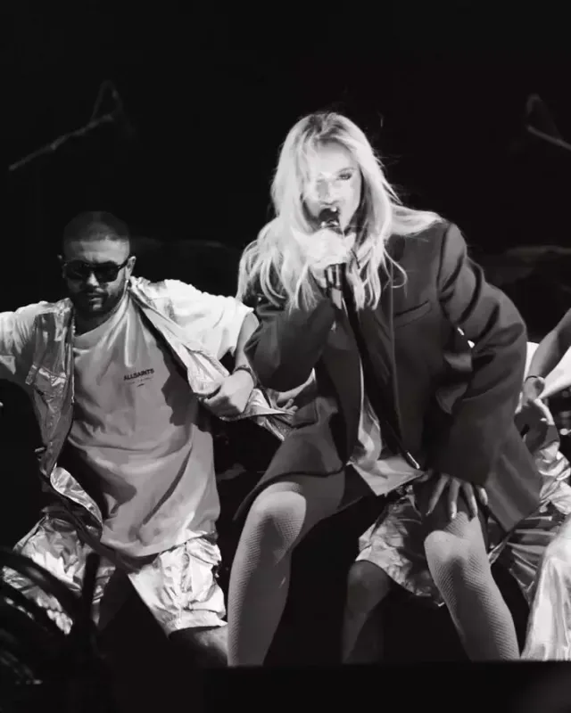 Hadisenin səhnə geyimi müzakirələrə səbəb oldu