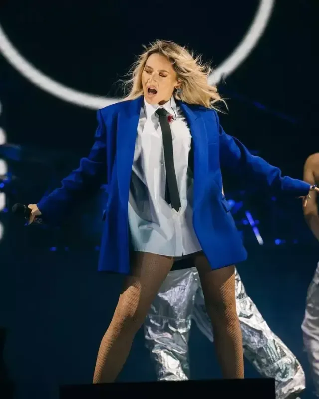 Hadisenin səhnə geyimi müzakirələrə səbəb oldu