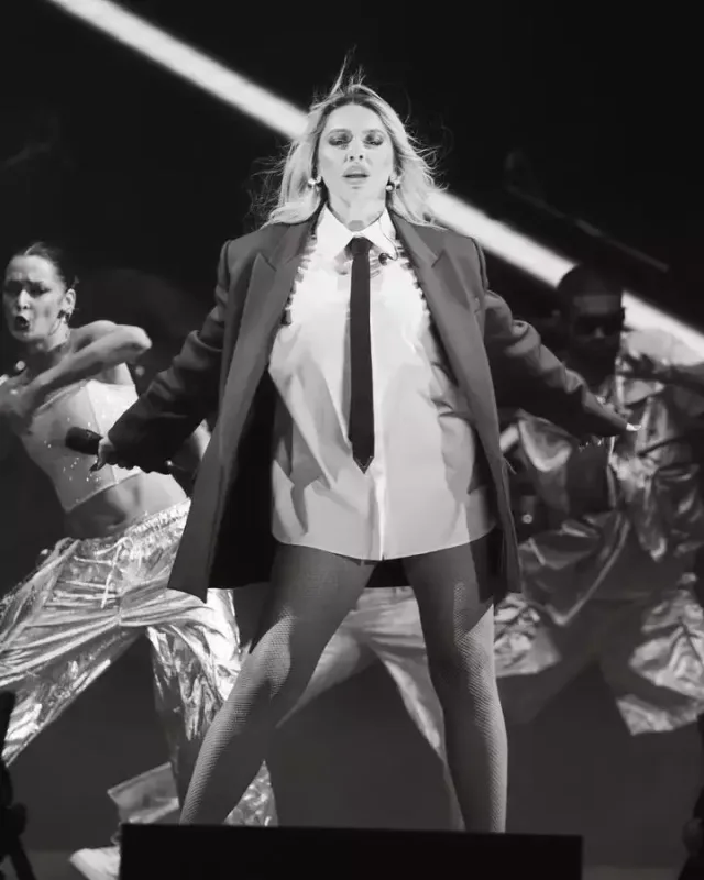 Hadisenin səhnə geyimi müzakirələrə səbəb oldu