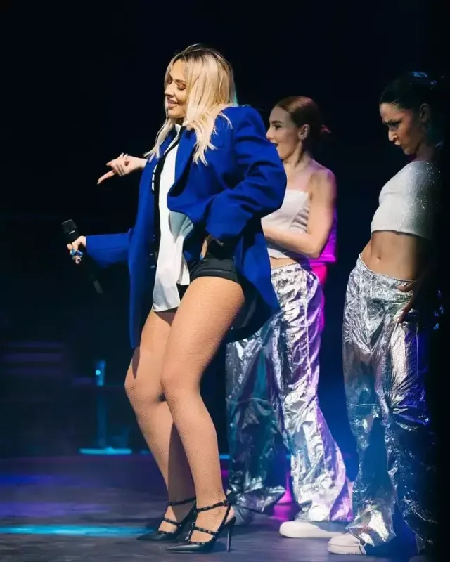 Hadisenin səhnə geyimi müzakirələrə səbəb oldu