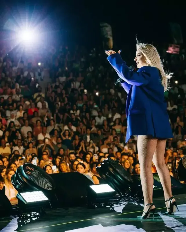 Hadisenin səhnə geyimi müzakirələrə səbəb oldu