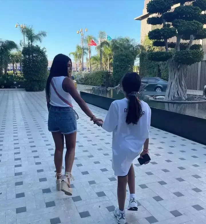 Gülay qızı ilə istirahətdə