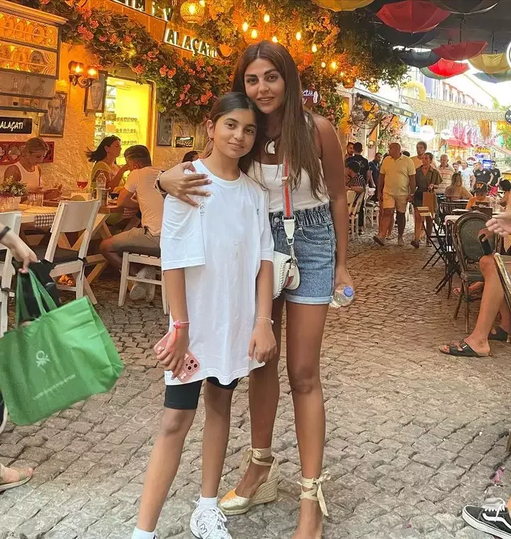 Gülay qızı ilə istirahətdə