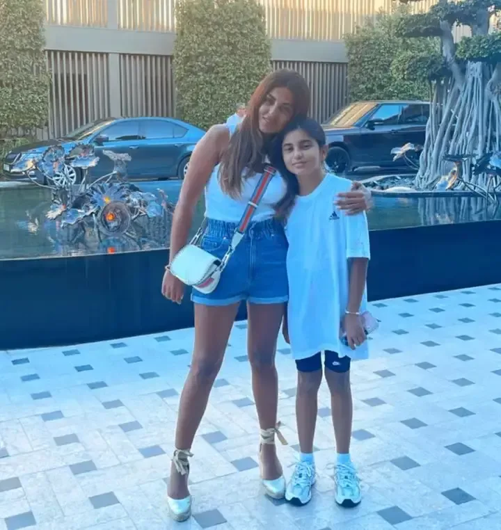 Gülay qızı ilə istirahətdə