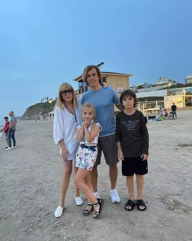 Alla və övladlarının fotosunu yaydı