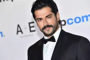 Burak Özçivit oğlu ilə hovuzda
