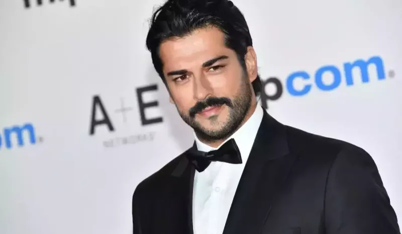 Burak Özçivit oğlu ilə hovuzda