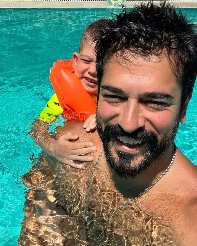 Burak Özçivit oğlu ilə hovuzda