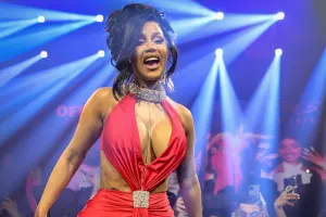 Reperin dinləyicinin başına çıprdığı mikrofon bu qiymətə satıldı