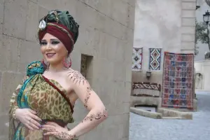 Elnarə arxiv fotosunu paylaşdı