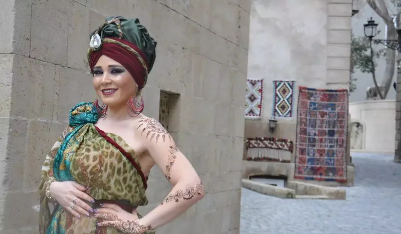 Elnarə arxiv fotosunu paylaşdı