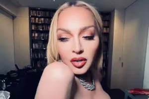 Yataq otağında və tualetdə fotosessiya etdirib paylaşdı