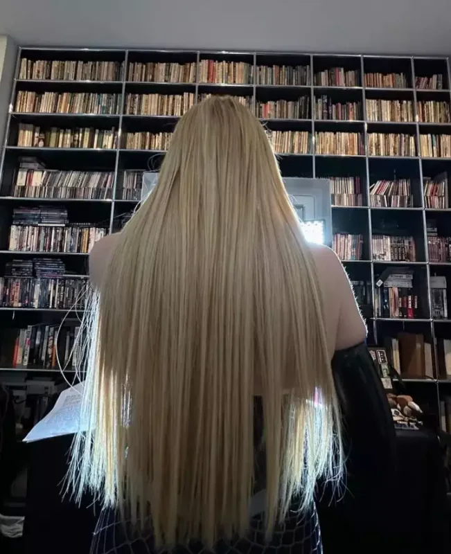 Yataq otağında və tualetdə fotosessiya etdirib paylaşdı