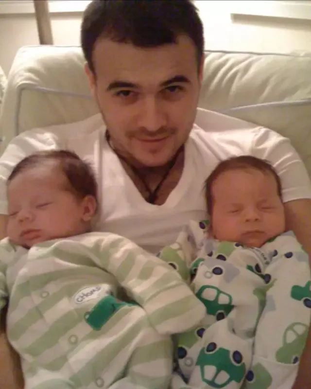 Əkiz övladlarının arxiv görüntülərini paylaşdı