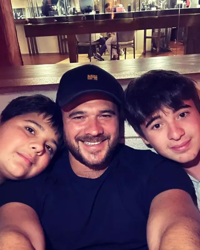 Əkiz övladlarının arxiv görüntülərini paylaşdı