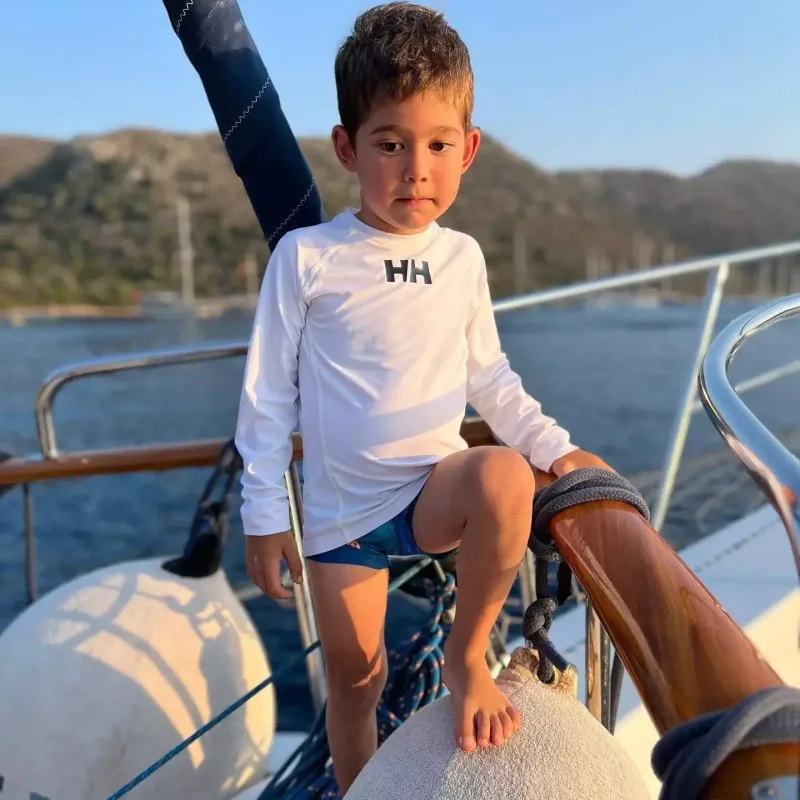 Övladının fotolarını yayımladı