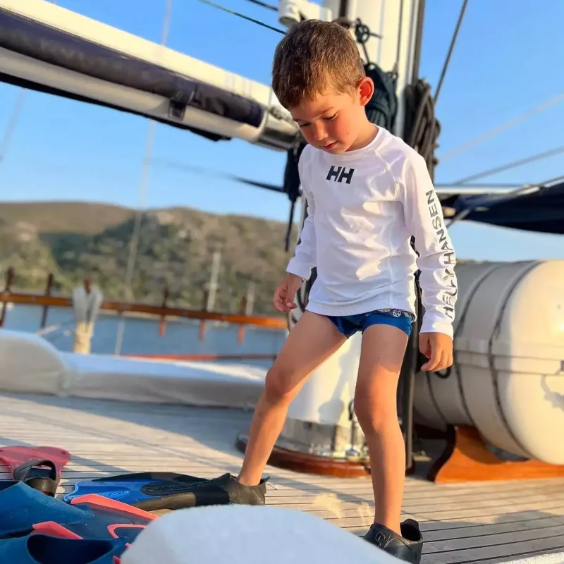 Övladının fotolarını yayımladı