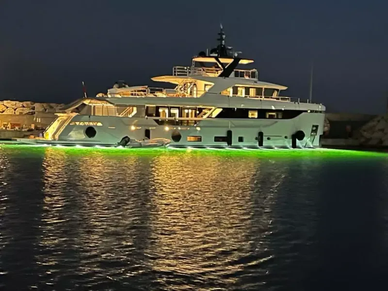 500 milyonluq yeni yaxtası ilə səyahətə çıxdı