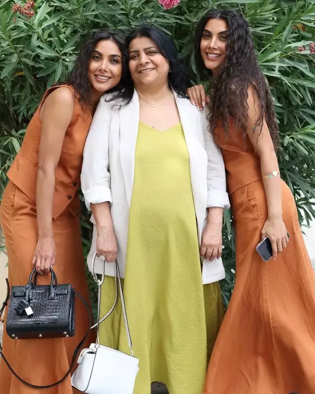 Sevil və Sevinc ona həsəd aparır