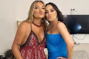 Səhnədə Ebru Gündeşin qarşısında baş əydi