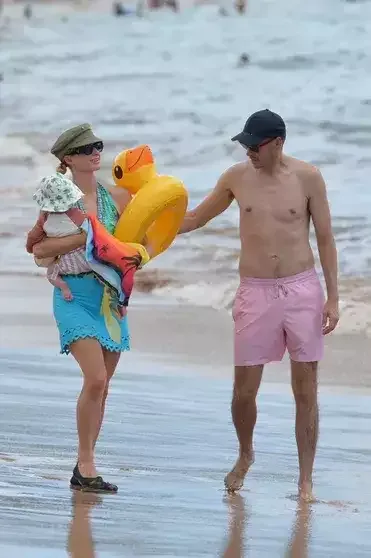 Meşə yanğınlarının baş verdiyi Havayda istirahət edir