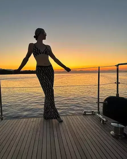 Meşə yanğınlarının baş verdiyi Havayda istirahət edir