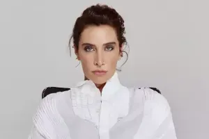 Anasına görə konsertlərini təxirə saldı