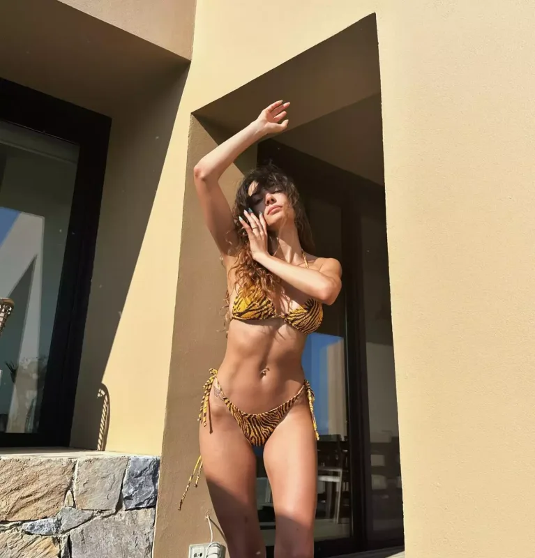 Bikinili fotolarını paylaşdı