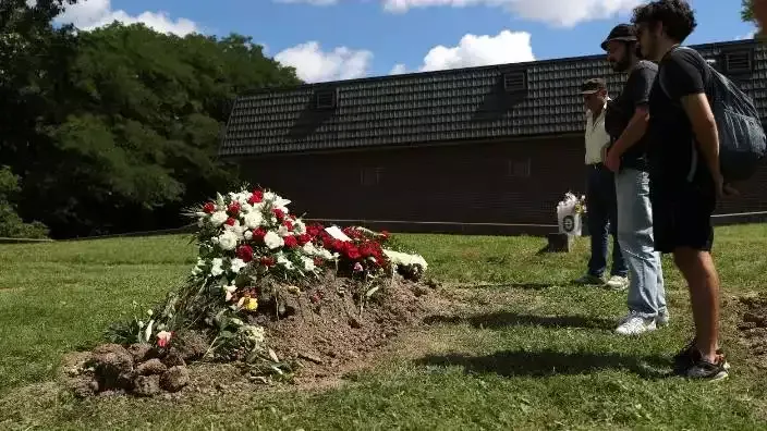 Məşhur musiqiçinin məzarını səhv saldılar