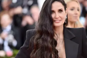 60 yaşlı aktrisanın bikinili görüntüləri